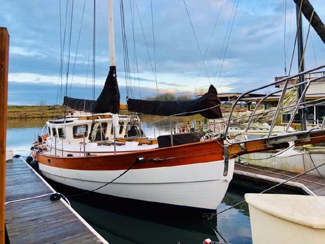 1981 Hans Christian 39 Pilothouse Sail Boat For Sale - www.yachtworld.com Pilothouse Boat, Sailing Yachts For Sale, Sailboat Living, Sailboats For Sale, Dream Boat, Bay Boats, Electric Winch, Beyond The Sea, Boat For Sale