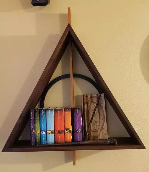 Deathly Hallows Bookshelf - Imgur Bookshelf Build, Harry Potter Decoration, Harry Potter Shelf, Harry Potter Bathroom, Harry Potter Bedroom Decor, Stile Harry Potter, Glume Harry Potter, Harry Potter Nursery, Harry Potter Room Decor