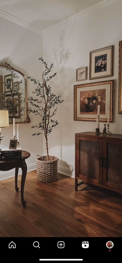 Nate Berkus Furniture, Vintage European Home Aesthetic, Earthy Antique Home, Brown Entry Table Decor, Old Money Aesthetic Interior Design, European Style Home Decor, Modern European Home Decor, Modern Vintage Home Aesthetic, Traditional Organic Home Decor