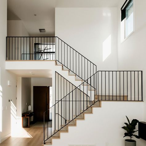 Metal Staircase Railing, Staircase Wood, Indoor Railing, Metal Stair Railing, Staircase Railing Design, Stairs Design Interior, Iron Staircase, Iron Stair Railing, Stair Railing Design