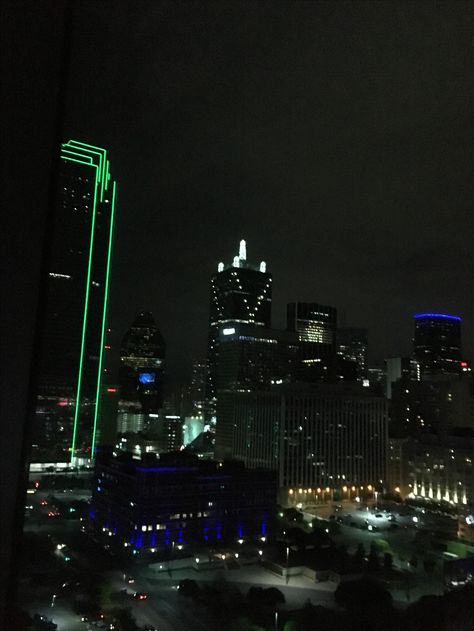 Cool Dallas night view. #fanexpo2017 Downtown Dallas At Night, Dallas At Night, Dallas Downtown, Dallas Neighborhoods, Sneaky Link, Fav Aesthetic, Pool At Night, Dallas City, Apartment View