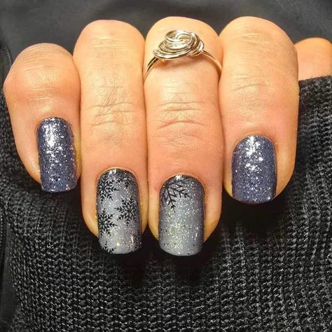 ❄️ Silent Snowstorm – A snowflake-patterned dark-to-light gray ombré glitter  ⏰ Launching Friday, November 22, at 10:30 AM CT – grab yours while supplies last! Color Street Silent Snowstorm, Color Street Nails Ideas, Ombré Glitter, Gray Winter, Grey Ombre, Winter Nail Art, Street Nails, Glitter Ombre, New Year's Nails