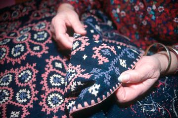 Anahid Kazazian holding a piece of Marash embroidery. Photo by Maggie Holtzberg.Rare form of Armenian Embroidery Marash Embroidery, Armenian Embroidery, Armenian Lace, Suzani Textile, Embroidery Names, Kutch Embroidery, Kutch Work Designs, Armenian Culture, Wire Crochet Jewelry