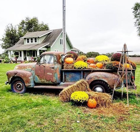 Fall Yard Art, Beautiful Fall Scenery, Spooky Porch, Windmill Fan, Fall Photo Booth, Car Yard, Fun Fall Decor, Fall Scenery, Furniture Colors