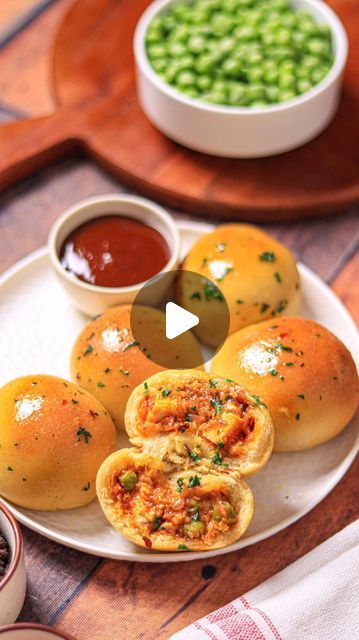 TARNEET KAUR on Instagram: "✨ MATAR PANEER Naan BOMBS ✨

Are you looking for a yum evening snack? Or a perfect appetiser for a party? Or you want to make something innovative? Well, your search ends with this recipe 😍
Simple ingredients, easy to make and the result? DELISHHHHH🤤🤤🤤🤤

For the Naan Dough: 
(1 + 1/4)cups Ap flour 
2 tbsp Semolina 
Salt to taste 
1 tsp Sugar 
1/2 tsp Baking Powder 
1/4 tsp Baking Soda -
1/3 cup Curd (Dahi) 
2 tbsp Oil 
Milk - as required (to knead) 

For the Stuffing: 
* Heat 2 tbsp Oil in a pan. Then add 1 tsp Cumin Seeds, 2 Onion (finely chopped), and 1 tsp Ginger garlic paste. Sauté till onion turn translucent. 
* Then add 1/2 cup Tomato Purée, Salt to taste, Red Chilli powder to taste, and 1/2 tsp Garam Masala. Cook till the oil starts to separate. 
* T Healthy Evening Snacks Indian, Simple Snacks Recipes Indian, Easy Evening Snacks Indian, Indian Food Recipes Vegetarian Snacks, Healthy Snacks Indian, Paneer Naan, Evening Snacks Recipes, Evening Snacks Indian, Easy Indian Snacks