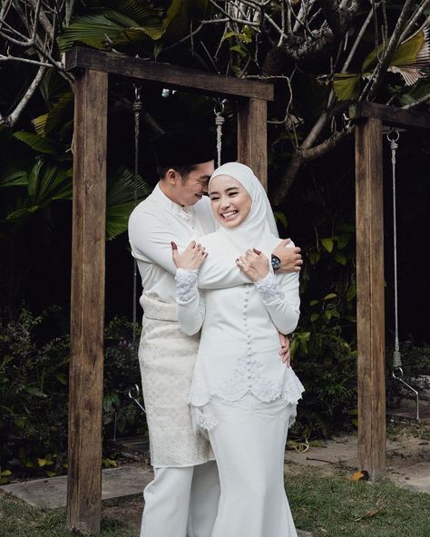 Malay Wedding Dress, Muslim Wedding Photos, Pose Prewedding, Bridesmaid Poses, Baju Kahwin, Nikah Outfit, Muslim Wedding Photography, Muslimah Wedding, Foto Wedding