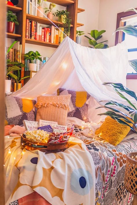 #AD: Celebrate #ChristmasinSummer by building the coziest pillow fort for adults! It's the perfect spot to escape into the BEST Christmas books from Harlequin. Click through to find out how to make a pillow fort at home! #ChristmasInSummerBBXX Dark Academia Room Decor Diy, Fort Bed, Bedroom Fort, Seattle Lifestyle, Indoor Forts, Bed Fort, Cool Forts, Sleepover Room, Make A Pillow