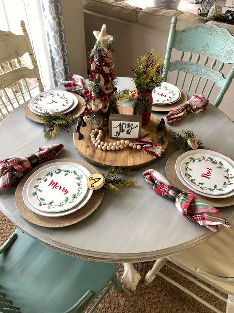 How to put together an easy Christmas table setting building layers and adding greenery and personal touches Christmas Table Settings Rustic, Christmas Dining Table Centerpiece, Round Table Settings, Christmas Dinner Table Settings, Advent Calendar Diy, Easy Table, Christmas Dining Table, Christmas Decorations Cheap, Christmas Dinner Table