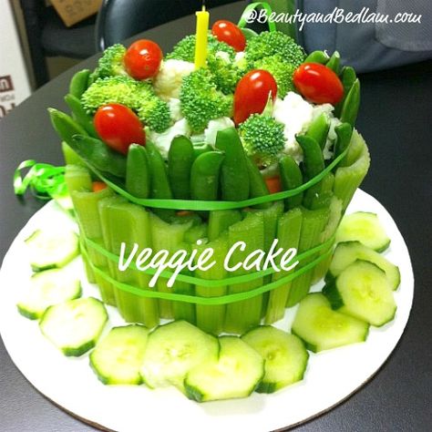 Perfect for this summer's veggie lovers.   Veggie Cake (Great Twist on the Typical Veggie Platter) Veggie Cake, Bento Meals, Veggie Display, Veggie Cakes, Veggie Platter, Healthy Birthday, Vegetable Cake, Fresh Fruit Cake, Vegetable Plate