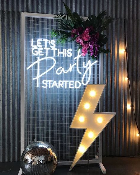 Party Neon Sign, Photowall Ideas, Party Neon, Backdrop Frame, Neon Decor, Wedding Neon Sign, Neon Wedding, Neon Party, Bud Light