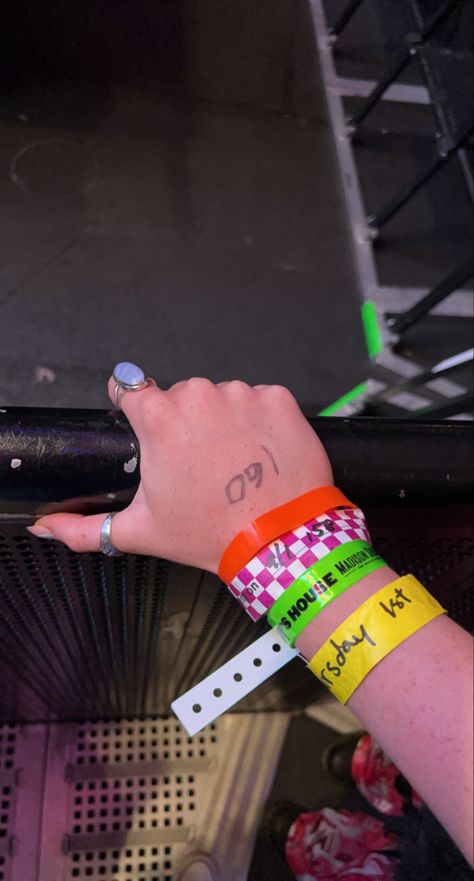 Harry Styles Concert Barricade, Harry Styles Barricade, Barricade Aesthetic, Barricade Concert, Concert Astethic, Concert Vision Board, Louis Core, Harry Styles Concert, Concert Aesthetic