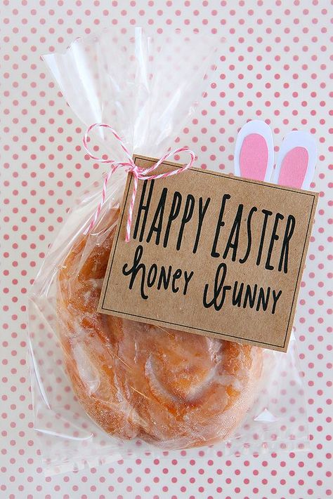 Adorable "honey bunny" Easter gift idea with a delicious honey bun. #Easter #ideas #gift Easter Goodies, Cross Art, Honey Bunny, Easter Time, Easter Activities, Bunny Easter, Hoppy Easter, Easter Celebration, Easter Treats