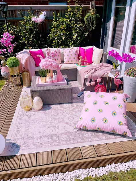 Pink Turf Balcony, Preppy Balcony, Girly Patio Ideas, Pink Patio Decor, Colorful Backyard Ideas, Pink Backyard, Boho Rv, Patio Balcony Ideas, Pink Patio