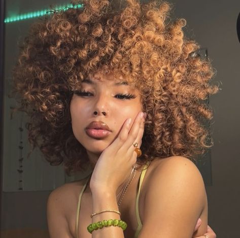 Curry Hair, Dyed Curly Hair, Highlights Curly Hair, Cute Curly Hairstyles, Colored Curly Hair, Dyed Natural Hair, Honey Blonde Hair, Curly Hair Styles Easy, Beautiful Curly Hair