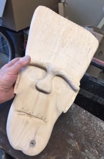 How to carve a Frankenstein Face Halloween Decoration Halloween Wood Yard Decorations, Halloween Cnc Ideas, Diy Wooden Halloween Decorations, Diy Wood Halloween Decor, Wood Frankenstein, Halloween Wood Projects, Wooden Halloween Crafts, Wood Halloween Decor, Saw Halloween