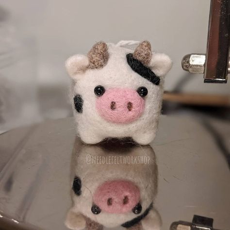 Cute Felted Things, Cute Needle Felting Ideas Easy, Needle Felted Farm Animals, Felted Farm Animals, Cat Needle Felt, Cute Felted Animals, Needle Felt Cow, Dry Felting Projects, Felted Wool Crafts Ideas