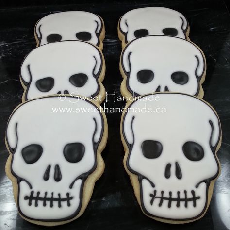 Skull Cookie Decorating, Frosted Cookies Designs, Cutout Cookies Decorated, Halloween Sugar Cookies Decorated, Handmade Cookies, Halloween Deserts, Postres Halloween, Skull Cookies, Halloween Cookies Decorated