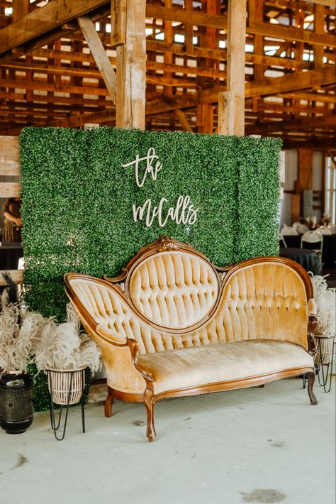 Living Wall Wedding Backdrop, Vintage Couch Backdrop, Loveseat Wedding Photos, Wedding Couch Photo Booth, Spring Wedding Backdrop, Greenery Wall Wedding, Wedding Photo Area, Wedding Stations, Church Backdrop