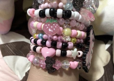 Pulseras Kandi, Diy Kandi, Homemade Bracelets, Bff Bracelets, Vintage Flowers Wallpaper, Fun Crafts To Do, Kandi Bracelets, Fashion Inspiration Board, Kawaii Jewelry