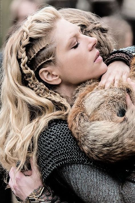 Wise Lagertha embraces the self-serving Aslaug...but Aslaug will reap what she's sown & Lagertha will move on to bigger and better things Lagertha Hair, Viking Braids, Hair Evolution, Asymmetrical Hairstyles, Hairstyles With Glasses, Katheryn Winnick, Viking Hair, House Targaryen, Long Blonde