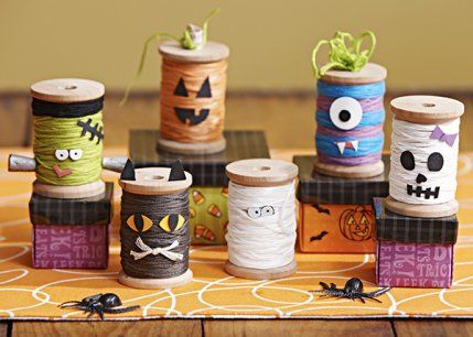 Sew Crafty Angel: Easy Halloween Spooky Spools and Pumpkins Easy Halloween Party Crafts, Unique Halloween Crafts, Monster Centerpieces, Halloween Party Craft, Fall Tabletop Decor, Clever Halloween, Spools Of Thread, Spool Crafts, Easy Halloween Decorations