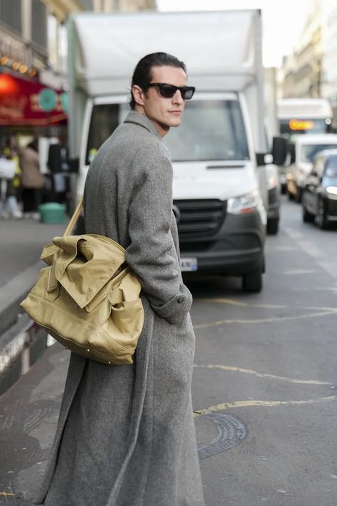 Bag Street Style, Street Style Bags, Mens Bags Fashion, Men Bag, Men Fashion Show, Paris Fashion Week Street Style, Double Denim, Grey Coat, The Best Street Style