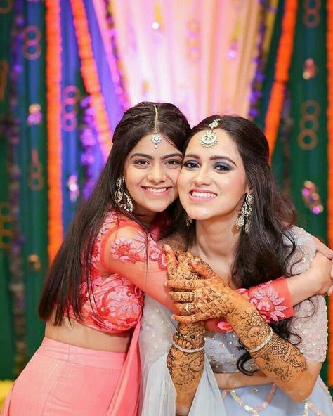 $illa khan Wedding Pictures With Friends, Mehandi Photography Brides, Mehandi Photography, Sister Wedding Pictures, Sisters Photography Poses, Poses For 2 Friends, Bridesmaid Poses, Indian Bride Photography Poses, Bridesmaid Photoshoot