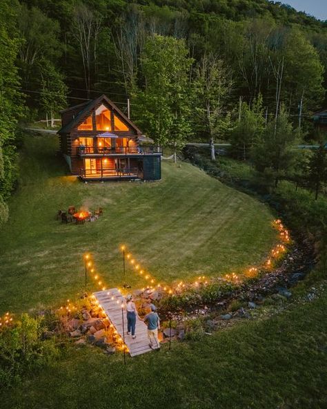 Chris Daniele on Instagram: "Lakefront log cabin on a mountain? Yes please! Welcome to @kashmir_on_the_lake, a newly renovated Catskills getaway at the base of Hunter Mountain designed by @rosebennettinteriors. Stay Upstate like a rockstar because word on the slopes is that Robert Plant stayed here while performing at Mountain Jam back in 2015!   Head over to my bio to find the link and start planning your dream upstate escape!  • •  #cozy #wonderful_places #thecabinchronicles #cabinvibes #cabinlove #mycountryhome #logcabin #countrystyle #loghome #loghomeliving #apartmenttherapy #cabinlife #cabins #lakelife #lakefront #robertplant #cabinfolk #ledzepplin #huntermountain #upstateny #countryliving #beautifuldestinations #airbnb #catskills #cabininthewoods #beautifulhotels #logcabins #tlpicks" Mountain Homestead, Cabin On The Lake, Mountain Hut, Cottage In The Mountains, Simple Cabin, Big Cabin, Hunters Cabin, Log Home Living, Mountain Huts