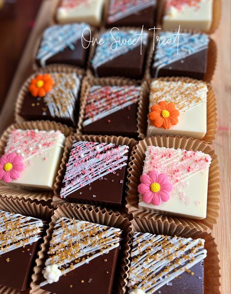 Mini Cake Squares, Mini Square Cakes Ideas, Mini Cakes Square, Decorated Brownies With Frosting, Mini Cake Slices, Chocolate Cake Slice Decoration, Brownie Serving Ideas, Chocolate Covered Brownies, Decorating Square Cakes