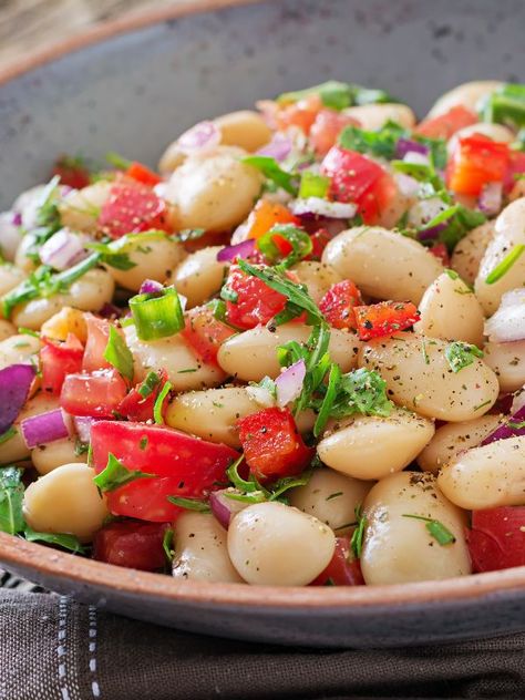 Do you want to try the best Warm Spanish Bean Salad Recipe? The white bean salad is the perfect winter salad for it's also nutritious and healthy but it's also a warm salad. This Spanish white bean salad is incredibly easy to make, requires few ingredients and it's very low-fat, so it's a great choice while you're on a diet. So if Spanish traditional salad recipes you're after, don't hesitate to try the comforting Spanish bean salad. #spanishbeansalad #beansalad #warmbeansalad #spanishsalads Lima Bean Salad Cold, Spanish Salad Recipes, Spanish Salads, Spanish Meal, Bean Salad Recipes Healthy, Spanish Salad, Spanish Beans, White Bean Salad Recipes, Traditional Salad