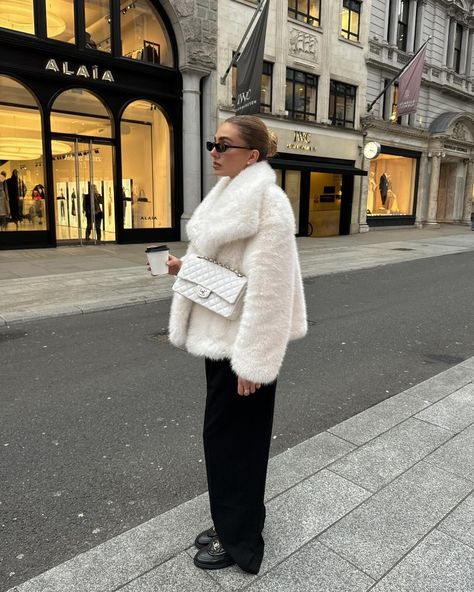 Cream Coat Outfit Winter Classy, Cream Fur Coat Outfit, Zara Coat Outfit, Cream Coat Outfit Winter, Cream Coat Outfit, Night Out Winter Outfit, White Fur Coat Outfit, Cream Fur Coat, Outfit Europe