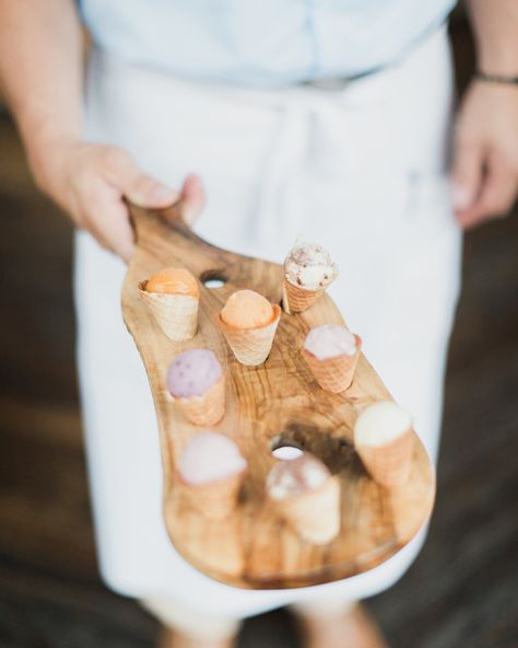 Mouthwatering Ways to Serve Ice Cream at Your Wedding Cone Desserts, Ice Cream Wedding, Wow Wedding, Cone Dessert, Cake Displays, Mini Ice Cream Cones, Mini Ice Cream, Ice Cream Bites, Ice Cream Cart