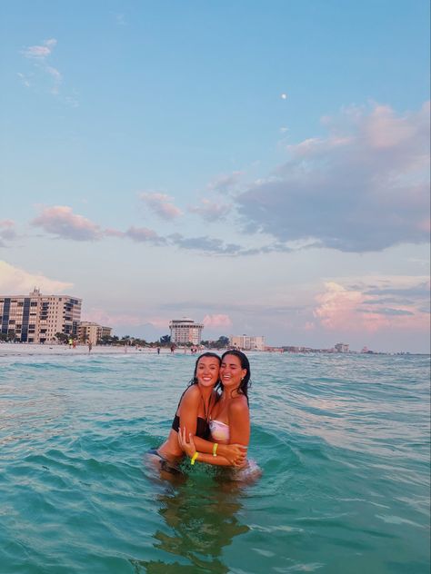 Two Person Beach Pictures, Beach Pictures Clothes, Poses For Pictures Instagram Beach Friends, Cute Beach Poses With Best Friend, Spring Break Friends Photo Ideas, Beach Pic With Friends, Beach Pictures Poses 2 People, Two Person Beach Poses, Beach Pictures Duo