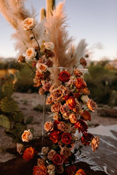 Boho Sunset Wedding, Rosy Sunset Wedding, Desert Romance Aesthetic, Desert Glam Wedding, Sunset Color Wedding Theme, Desert Wedding Aesthetic, Golden Hour Wedding Theme, Desert Wedding Flowers, Desert Sunset Wedding