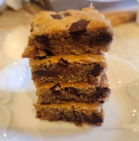 Chewy Blondies, Trim Healthy Mama Dessert, Keto Bars, Thm Desserts, Chocolate Chip Cookie Bars, Low Carb Cookies, Thm Recipes, Trim Healthy Mama, Trim Healthy