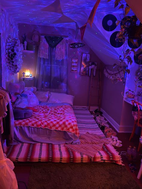 Room Ideas Smoker, Bedroom Ideas Trippy, Neat Bedroom, Small Hangout Room Ideas, Room Ideas For Stoners, Trap Rooms Aesthetic, Smoker Vibe Room, Cozy Trippy Bedroom, Horror Room Aesthetic