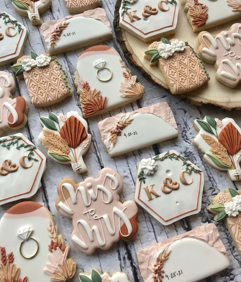 It’s boho, bitch! 😂😂😂 Full set of this week’s boho themed bridal shower! My first boho request and I think I’m in love! Congrats Kaylene… Boho Themed Cookies, Western Bridal Shower Cookies, Bridal Shower Themes Boho, Boho Bridal Shower Food, Boho Bridal Shower Cookies, Boho Wedding Cookies, Royal Icing Recipes, Boho Cookies, Aesthetic Cookies