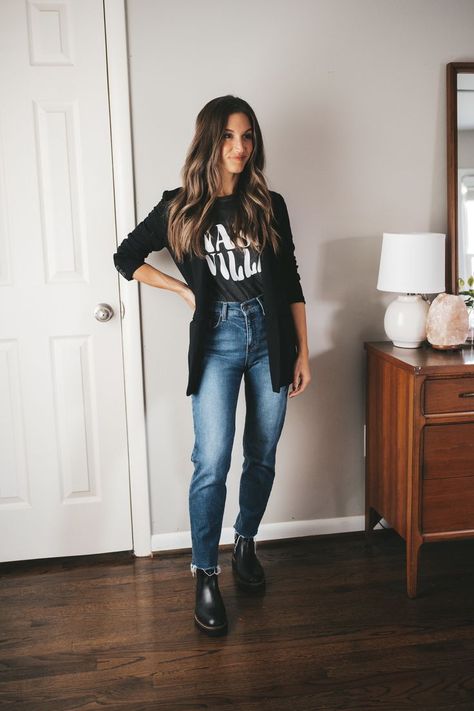 ashley wearing a black graphic tee that reads "Nashville" in white, a black oversized blazer, mid-wash mom jeans, and black lug sole chelsea boots Outfits For A Gig, Casual Glam Style, Cute Fall Professional Outfits, Casual Edgy Outfits Fall, Simple Jeans Outfit Casual, Casual Warm Fall Outfits, Roadtrip Outfit Fall, Fall Blazer Outfits For Women, Professional Jeans Outfit