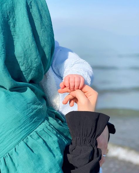 Mother Daughter Dp, Daughters In Islam, Mother Daughter Pics, Mother Daughter Goals, Mother Daughter Pictures, Moms Photography, Cute Babies Photography, Newborn Baby Photoshoot, Muslim Family