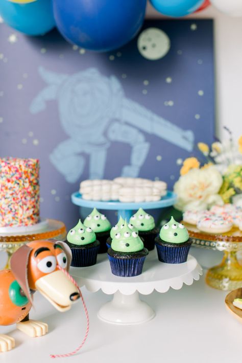 Movie Premiere Party, Alien Cupcakes, 4de Verjaardag, Disney Birthday Party, Toy Story Alien, Toy Story Birthday Party, Disney Birthday, Toy Story Birthday, Toy Story Party