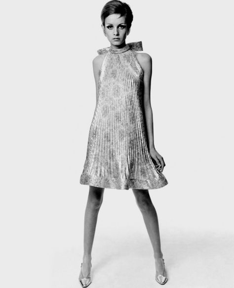 Twiggy is wearing Pierre Cardin Twiggy 60s Fashion, Moda Z Lat 70., Twiggy 60s, 60s Twiggy, 60s Fashion Trends, Fashion History Timeline, 1969 Fashion, Twiggy Fashion, Twiggy Dress