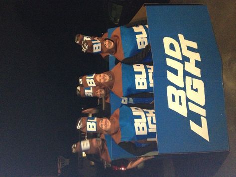 Budlight costume~ lmao I Like Beer, Budweiser Beer, Camo Girl, Bud Light, Diy Arts And Crafts, Holidays And Events, Costume Party, Trick Or Treat, Halloween Costume