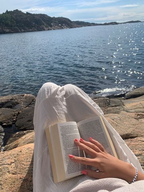 🕊 on Twitter: "spring days & fresh air… " Isabella Vitiello, Pretty Vibes, Cora Reilly, Coastal Granddaughter, Surf Lifestyle, Book Worm, Beach Reading, Foto Ideas Instagram, Spring Vibes