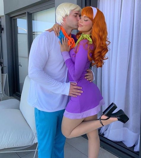 Fred And Daphne Costume, Lesbian Halloween, Daphne Halloween Costume, Scooby Doo Halloween Costumes, Velma Costume, Fred Jones, Couples Costumes Creative, Daphne Costume, Scooby Doo Halloween