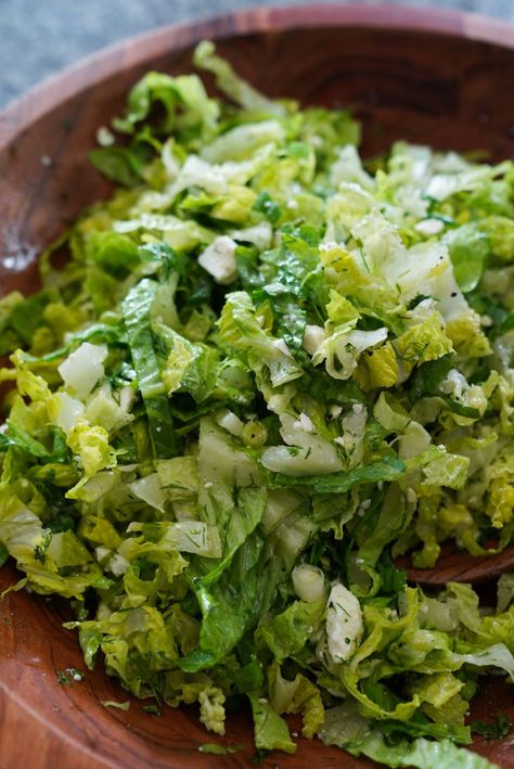 Greek Lettuce Salad, Viral Salad, Easy Antipasto Salad, Jennifer Aniston Salad Recipe, Olive Tomato, Types Of Lettuce, Lettuce Recipes, Antipasto Salad, Romaine Salad