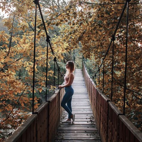 Bridge Photography Poses Women, Suspension Bridge Photoshoot, Poses For Bridge, Wooden Bridge Photoshoot, Photoshoot Places Ideas, Bridge Portrait Photography, Park Portrait Photography, Bridge Photography Poses, Bridge Poses Photography