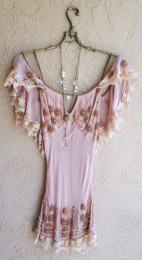 Bohemian Schick, Estilo Hippy, Silk And Lace, Pink Tunic, Silk Tunic, Chic Pink, Great Gatsby, Mode Inspo, Hippie Chic