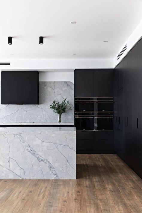 Inside a modern and sophisticated black kitchen - Style Curator Curved Kitchen Island, Modern Black Kitchen, Integrated Appliances, Kitchen Inspiration Design, Black Cabinets, Black Kitchen, Black Kitchens, Decor Minimalist, Kitchen Inspo