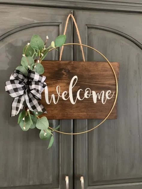 Joululahjat Diy, Welcome Signs Front Door, Welcome Door Hanger, Idee Cricut, Door Signs Diy, Wooden Door Signs, Door Wreaths Diy, Dekor Diy, Diy Wood Signs