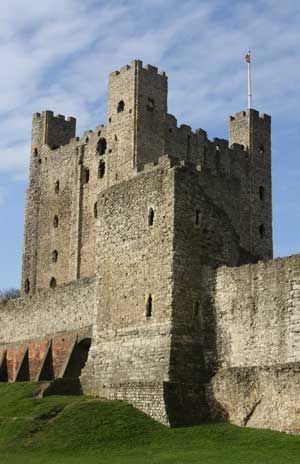 Rochester Castle England, England Castles, Rochester Castle, Middle Ages History, Castle England, British Castles, Alnwick Castle, Southern England, Travel Wishes